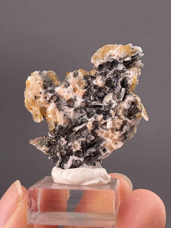 Side view of vanadinite cluster showing crystal arrangement