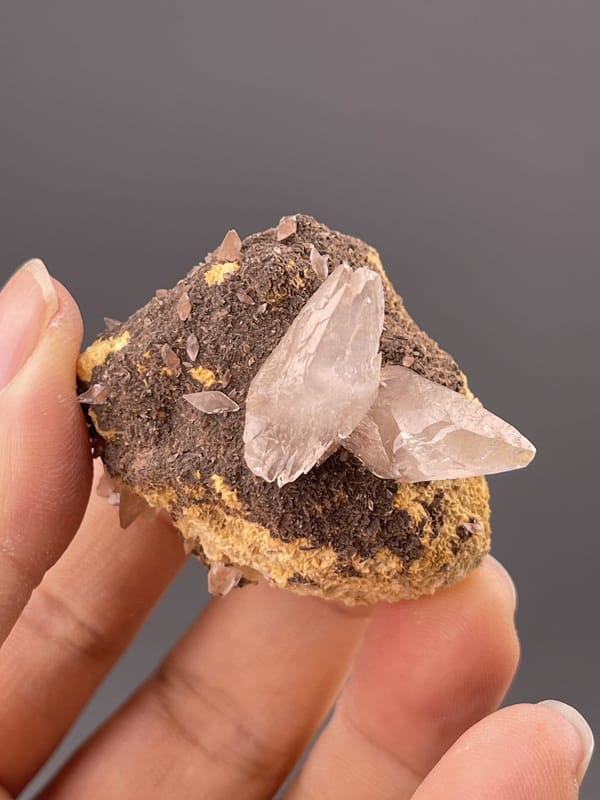 Warm brown calcite showing columnar crystal habit, Daye Mine, 1.6 g