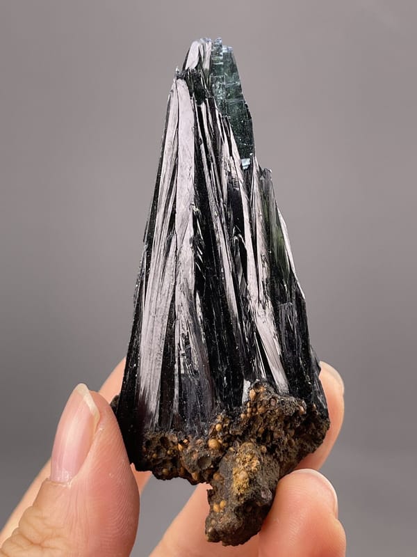 Fe₂O₃ trigonal hematite, Mohs 5.5–6.5, metallic luster, Brazil
