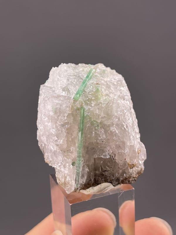 Side view of columnar emerald showing full crystal length
