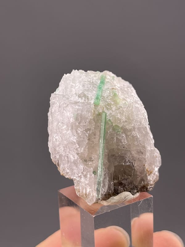Be₃Al₂Si₆O₁₈ hexagonal emerald, Mohs 7.5–8, Nandan Guangxi