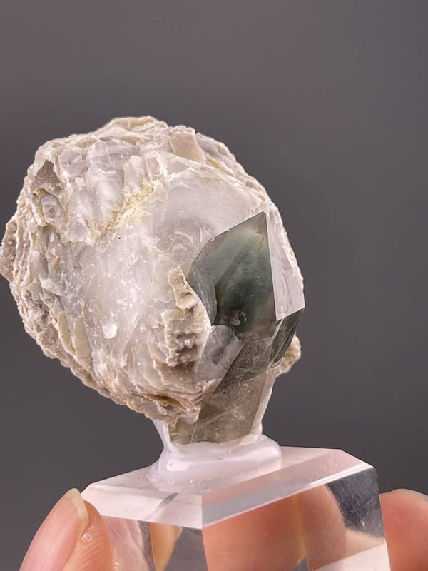 Side view of prismatic quartz showing full crystal length