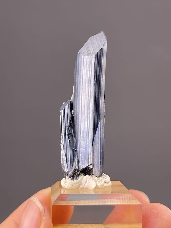 Front view of stibnite crystal, 6×4×22 mm, Lengshuijiang Mine