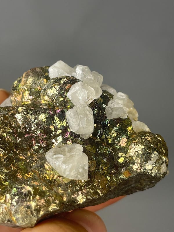 Kaleidoscopic color play on chalcopyrite surface