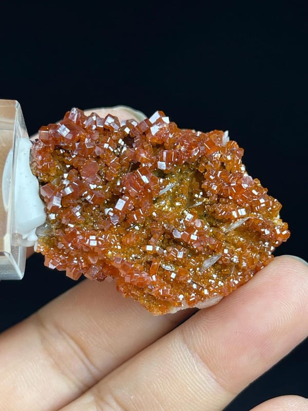 Adamantine luster on wulfenite crystal surfaces