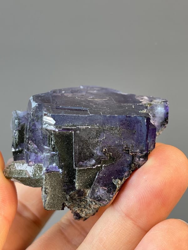 Fluorite twin crystal luster and transparency