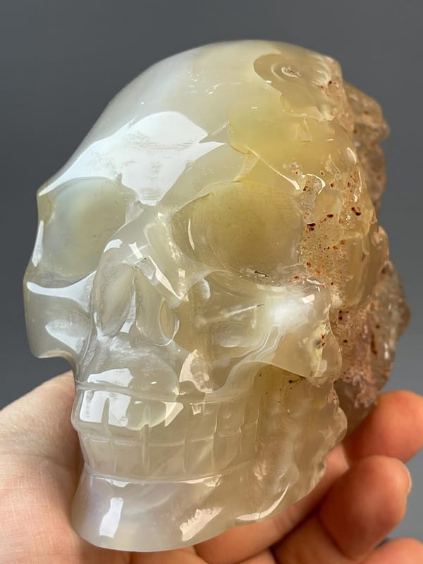 SiO₂ chalcedony agate carved into skull form with flower pattern