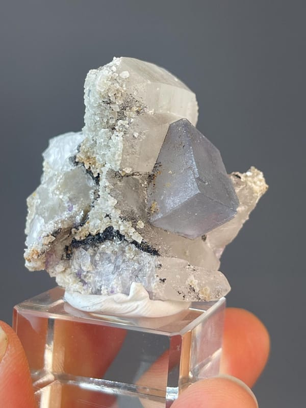 Yaogangxian blue fluorite associated with quartz crystal columns