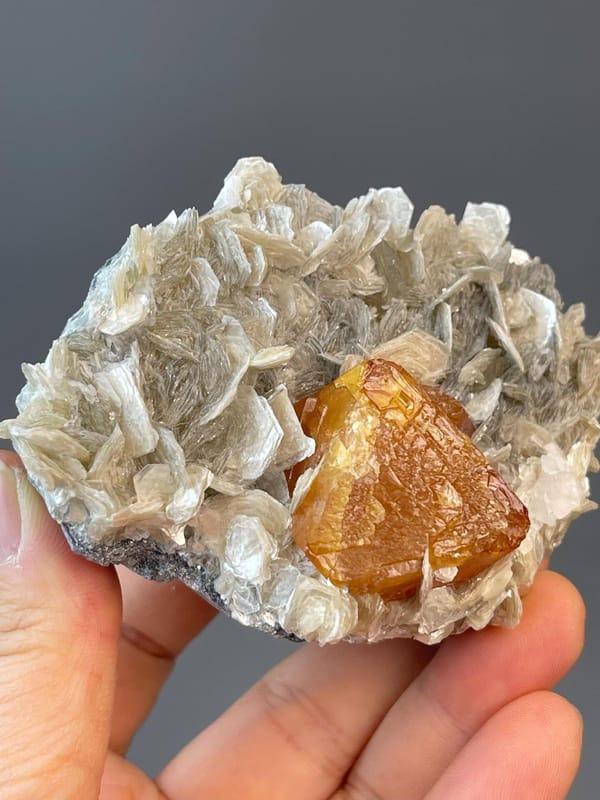 Side view of scheelite octahedron showing symmetry