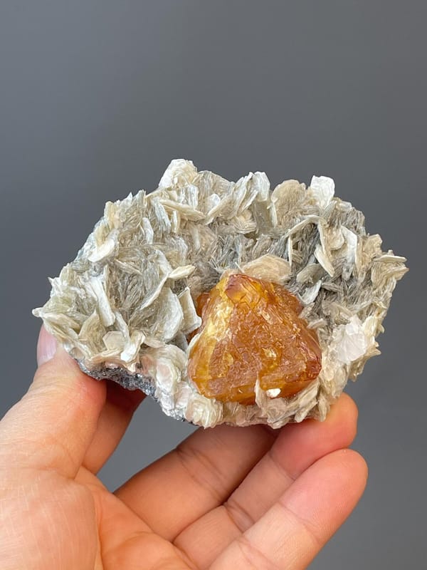 Scale reference of large orange Xuebaoding scheelite