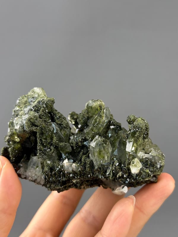Landscape patterns from chlorite and epidote in quartz