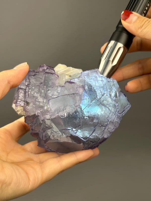 Fluorite twin crystal habit and coloration detail