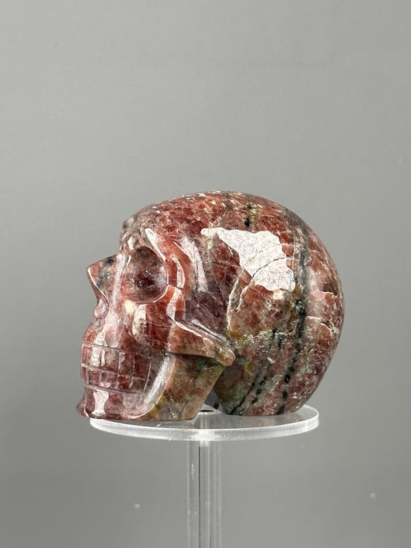 Skull crown and top garnet carving detail