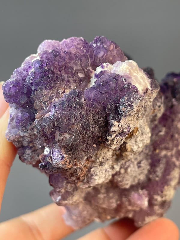 Purple fluorite with fan morphology from Guizhou Province