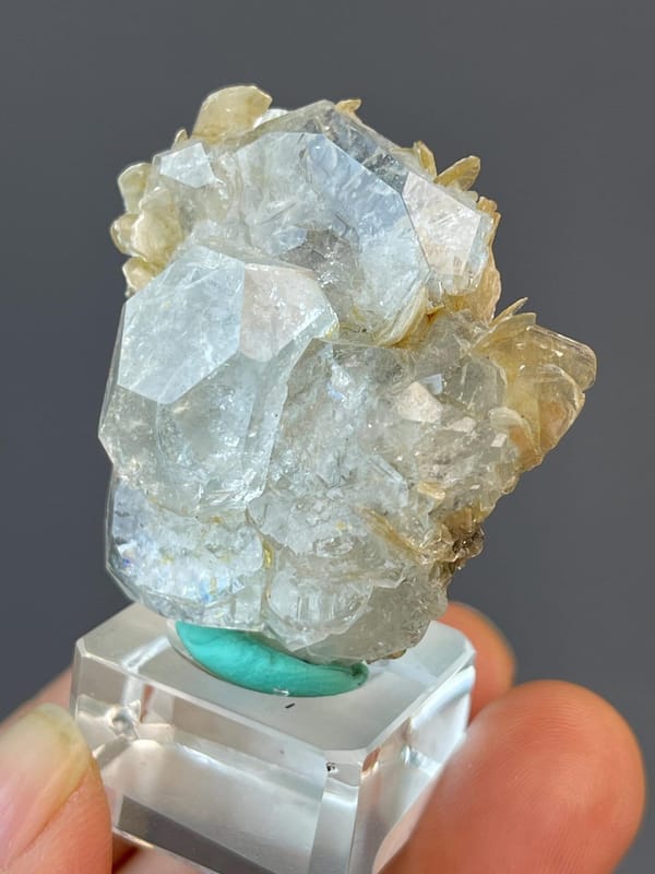 Aquamarine beryl crystal with mica from Xuebaoding, Sichuan, China