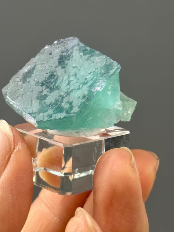 Side view of turquoise fluorite, 0.8×0.9×0.7 in, Yaogangxian