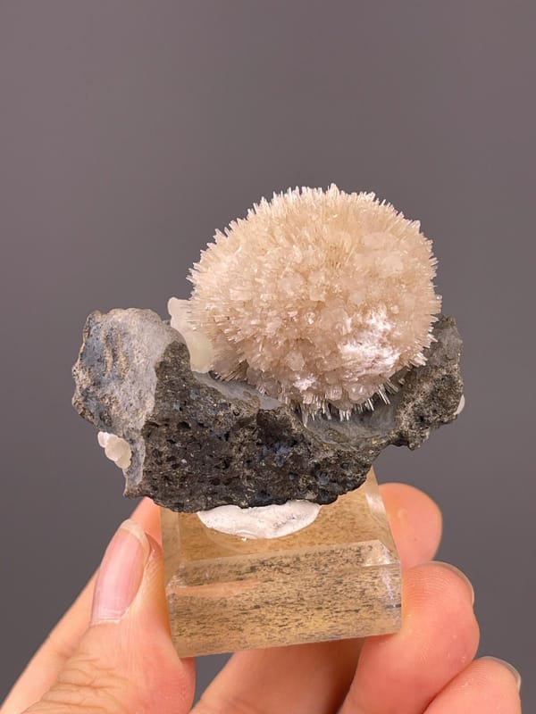 Zeolite stilbite NaCa₂Al₅Si₁₃O₃₆·14H₂O, monoclinic, India, 1.9 oz
