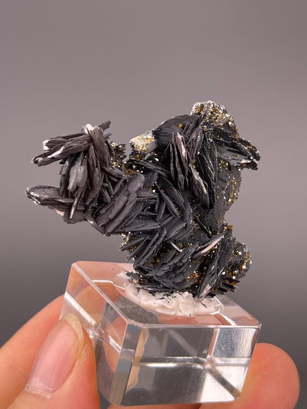 Top view of barite and vanadinite mineral association