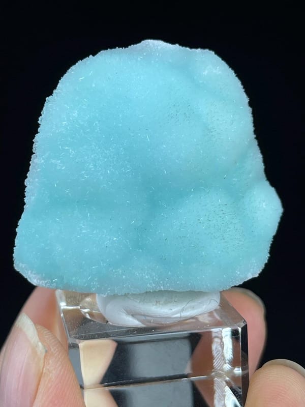 Side view of blue aragonite needle cluster from Yunnan