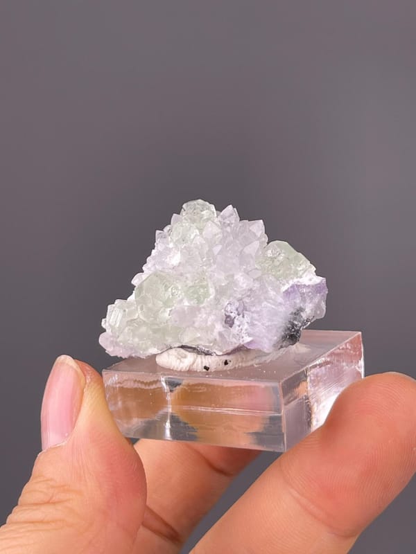 Top view of green fluorite and quartz mineral arrangement