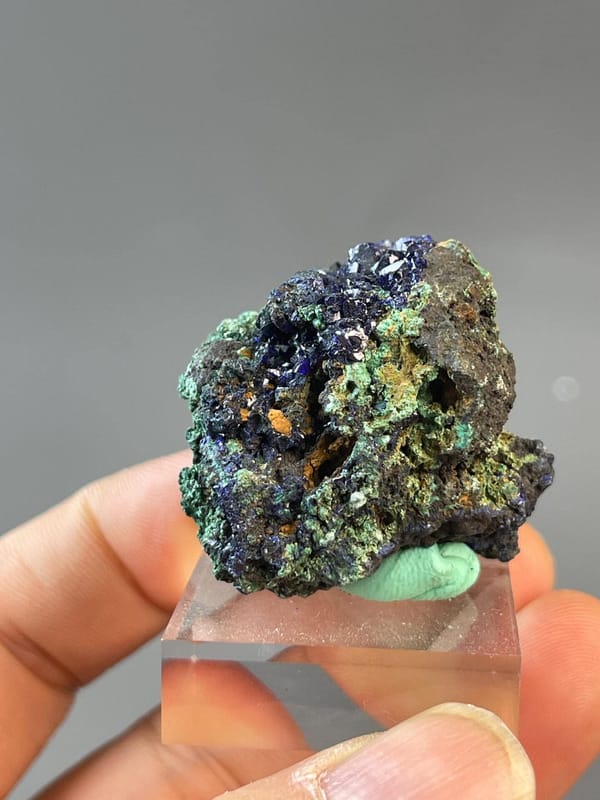 Chalcopyrite CuFeS2 tetragonal with peacock iridescence