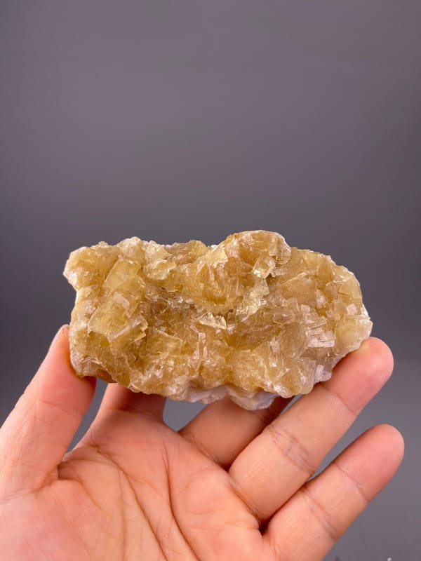 CaF₂ isometric fluorite with warm honey-yellow coloration