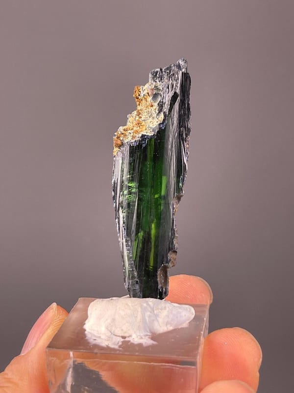 Brazil green crystal vitreous luster detail