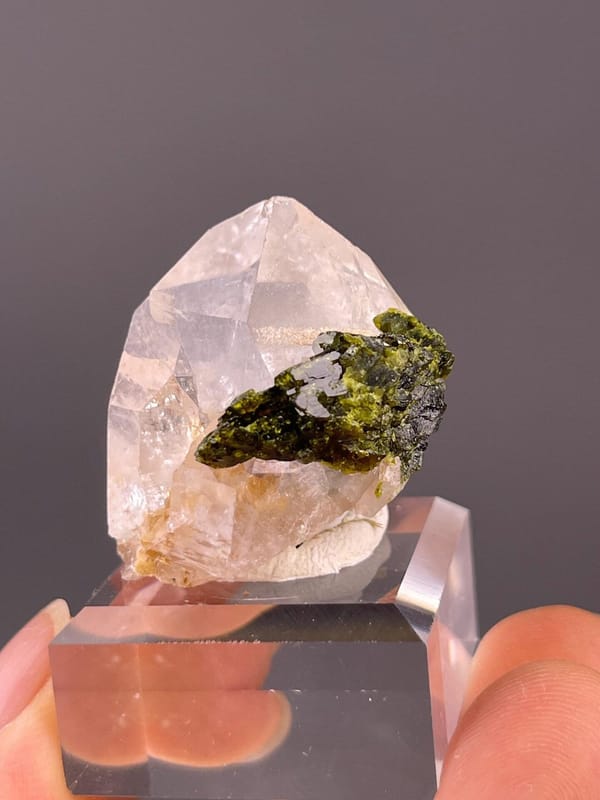 Terminated quartz point garden quartz close-up
