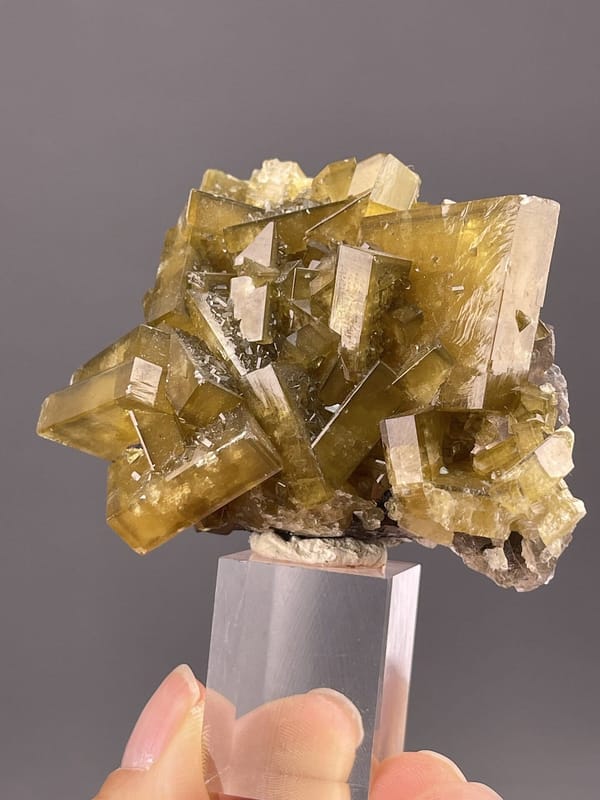Angled view of Yichun Mine barite highlighting yellow colour