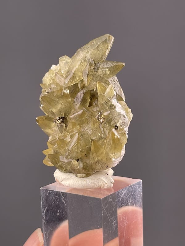 Side view of dogtooth calcite showing crystal point arrangement