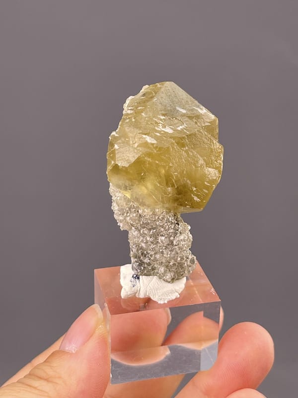 Front view of calcite scepter, 12×10×20 mm, Daye Mine Hubei