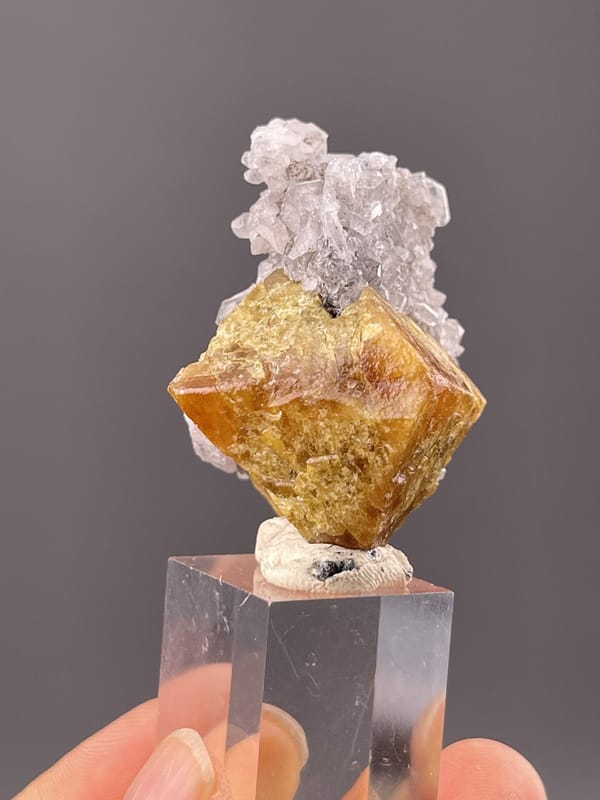 Close-up of scheelite showing yellow colour and octahedral faces