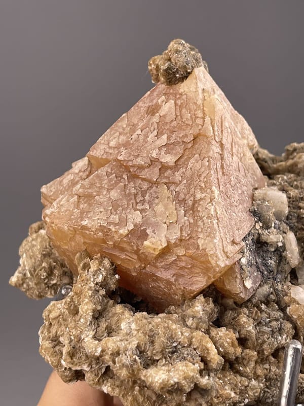 CaWO₄ tetragonal scheelite, Mohs 4.5, Xuebaoding, Sichuan