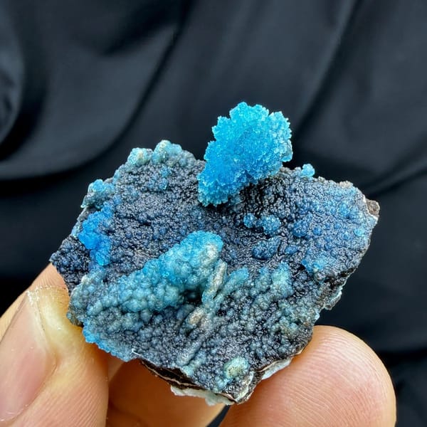 Electric-blue botryoidal allophane on gibbsite from Guizhou, China