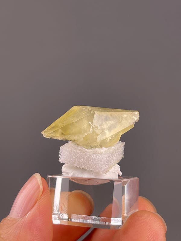 Calcite from Daye, Hubei, China: broad translucent yellow face with tapering edges.
