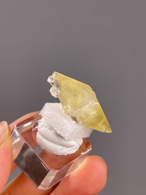 Calcite from Daye, Hubei, China: narrow side revealing a thin bladed profile.