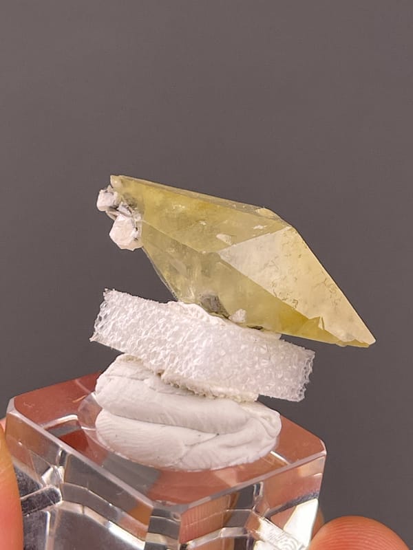 Calcite from Daye, Hubei, China: reverse edge with small pale attached fragments.