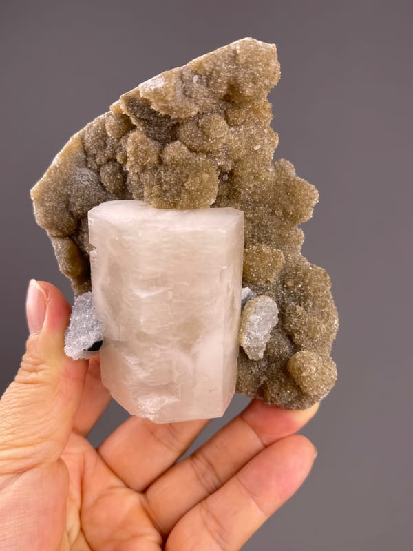 Calcite from Fujian, China: rounded side of the main crystal.