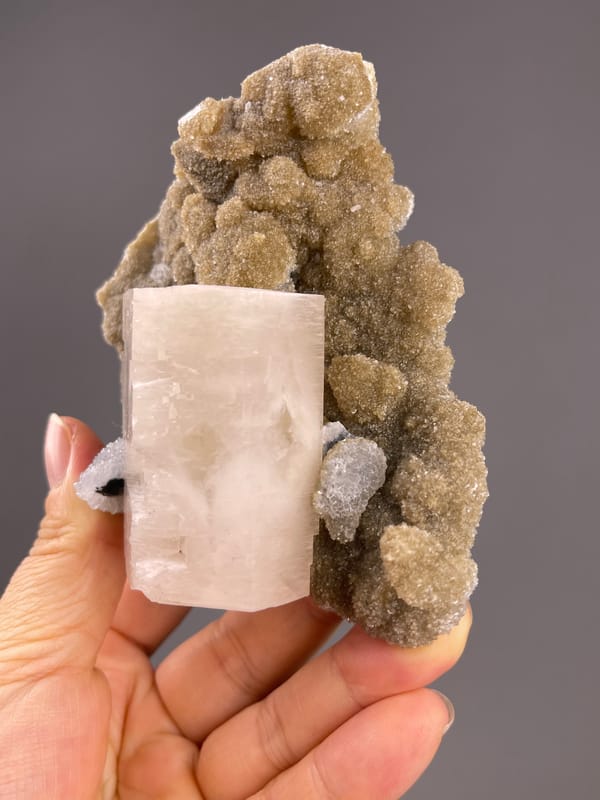 Calcite from Fujian, China: white clusters flanking the cream block.