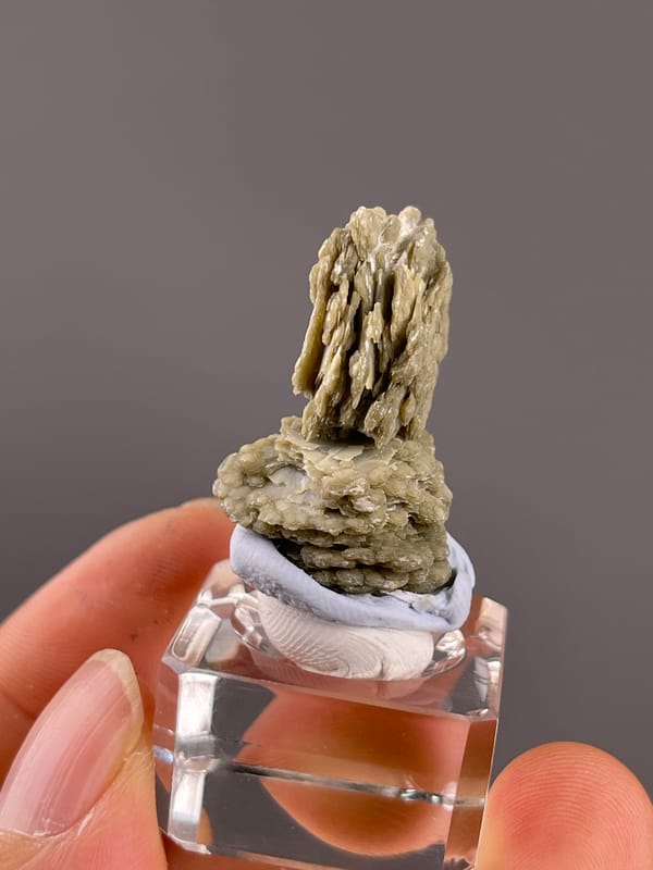 Calcite from Huanggangliang, Inner Mongolia, China: narrow side profile exposing separated vertical plates.