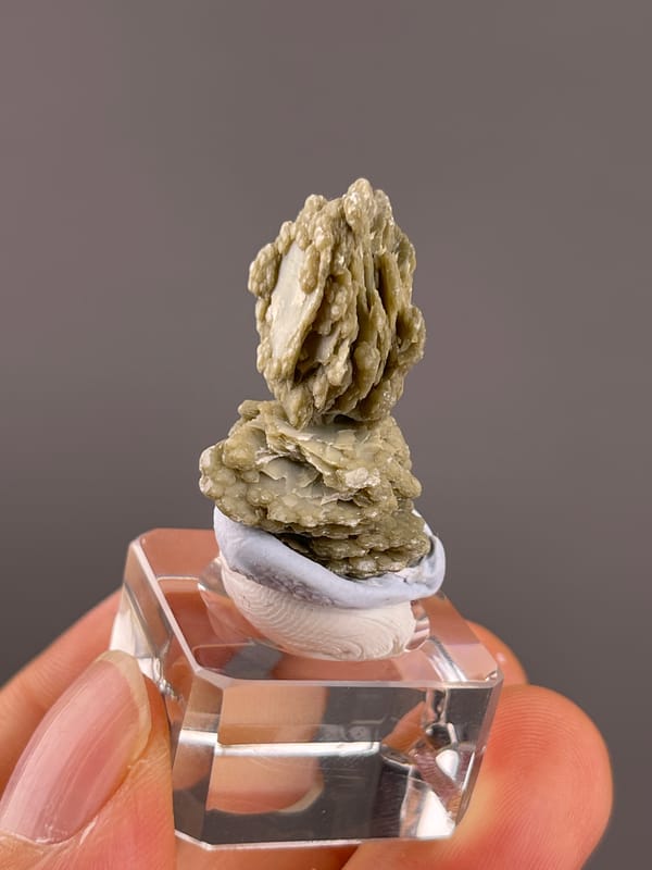 Calcite from Huanggangliang, Inner Mongolia, China: angled side view of the thin upright plate stack.