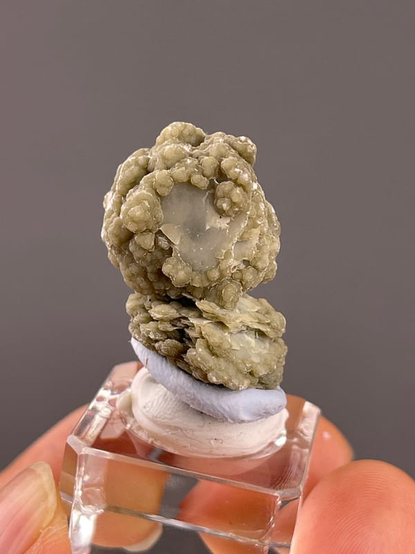 Calcite from Huanggangliang, Inner Mongolia, China: close reverse of the rounded upper cluster and pale middle.