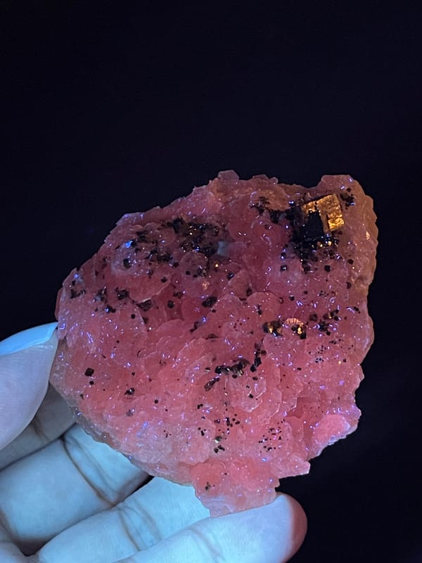 Calcite from Longyan, Fujian, China: pink appearance under fluorescence illumination.