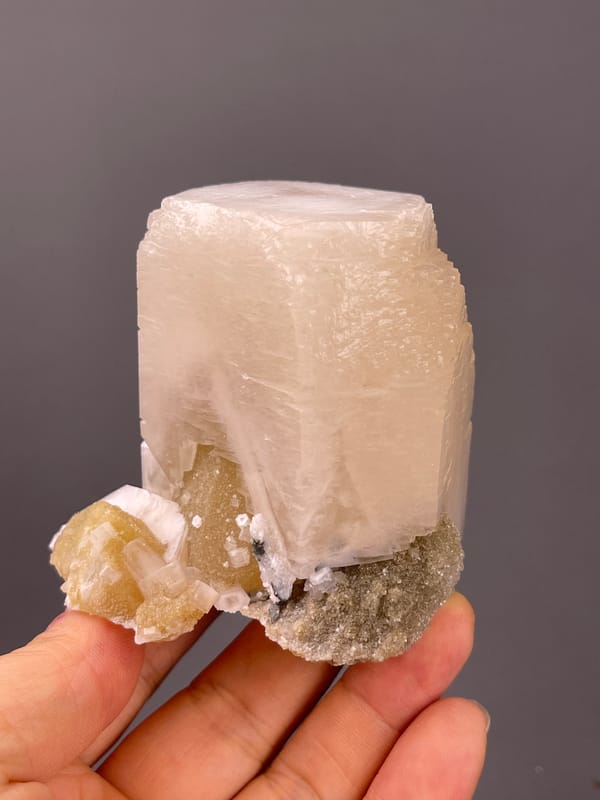 Calcite specimen from Fujian, China showing off-white cleaved prismatic crystal
