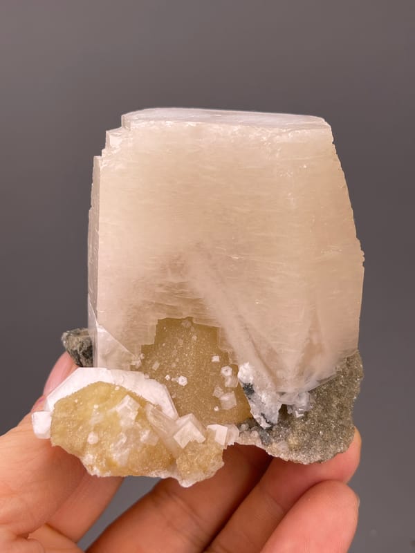Calcite specimen from Fujian, China, defined by off-white cleaved prismatic crystal