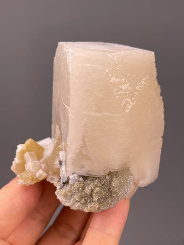 Calcite specimen from Fujian, China displaying off-white cleaved prismatic crystal