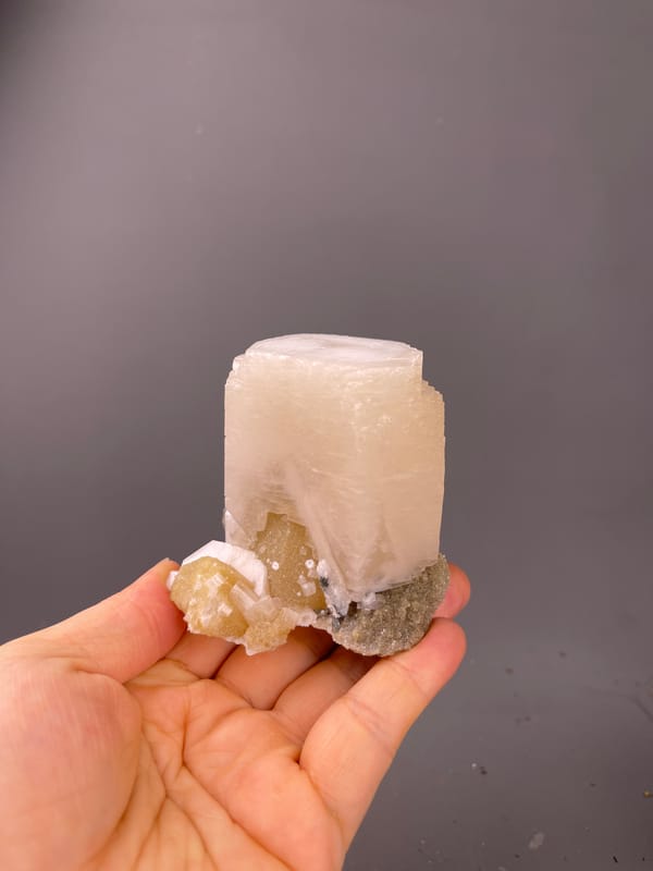 Calcite specimen from Fujian, China, characterized by off-white cleaved prismatic crystal