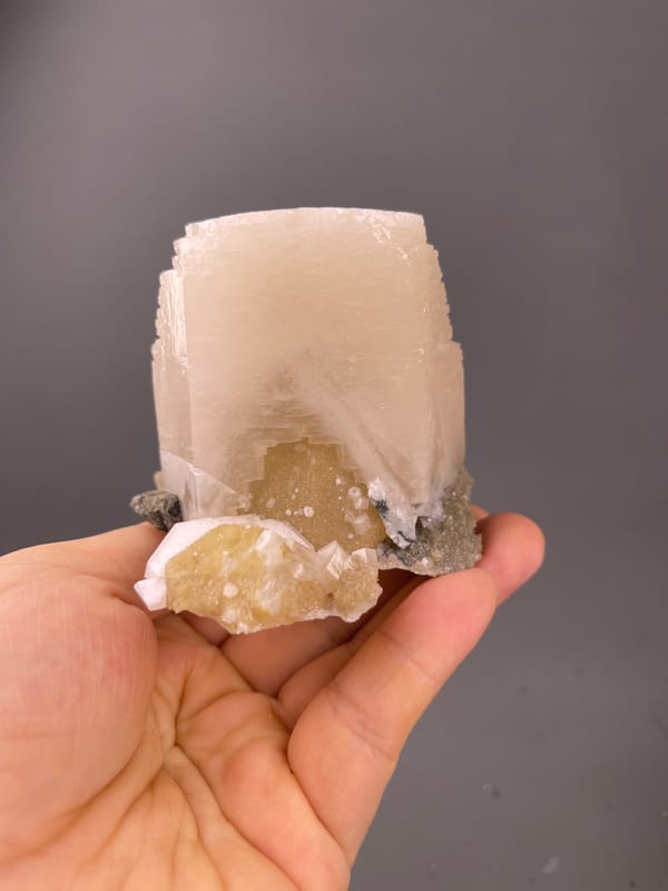 Calcite specimen from Fujian, China bearing off-white cleaved prismatic crystal