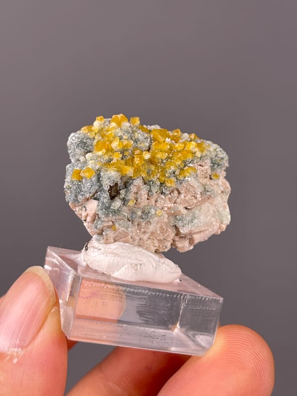 Chabazite specimen from Fujian, China presenting yellow short-prismatic crystal coating