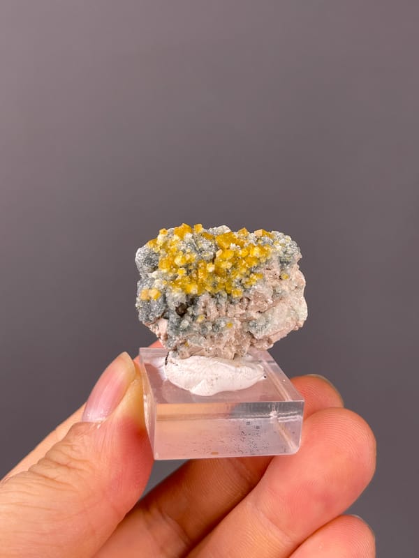 Chabazite specimen from Fujian, China bearing yellow short-prismatic crystal coating